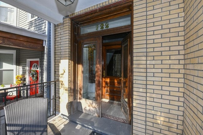 Building Photo - 722 27th St