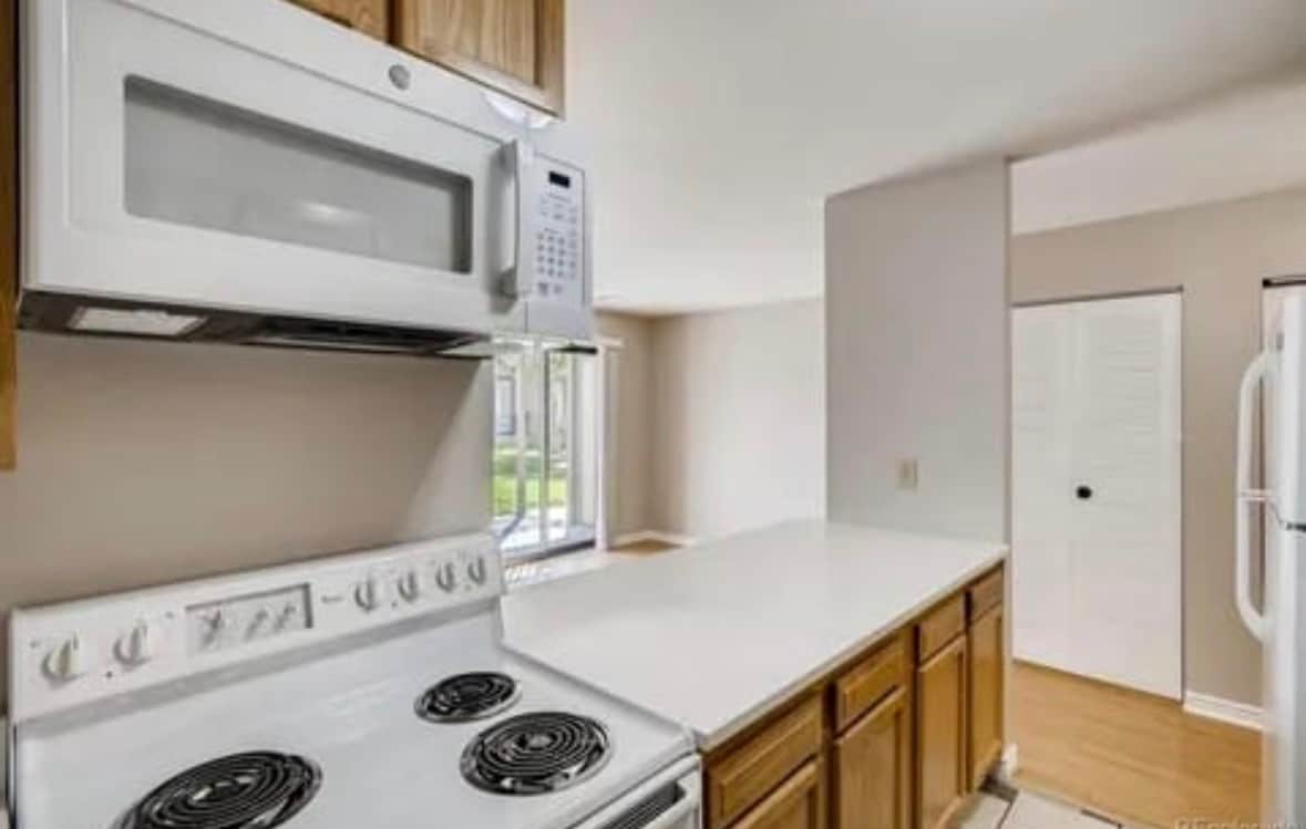 Kitchen - 225 E 8th Ave