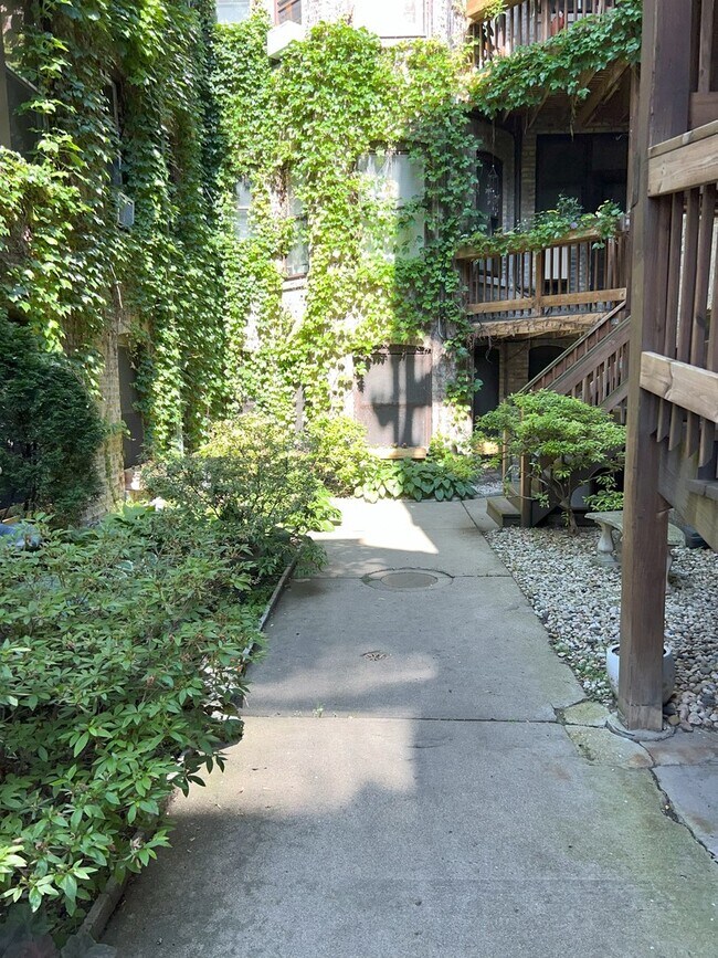 Building Photo - 2206 W Granville Ave