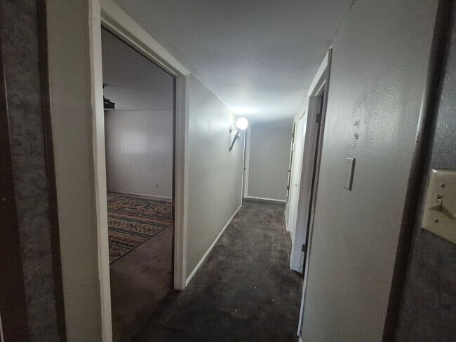 Building Photo - Spacious 4 bedroom 2 bath