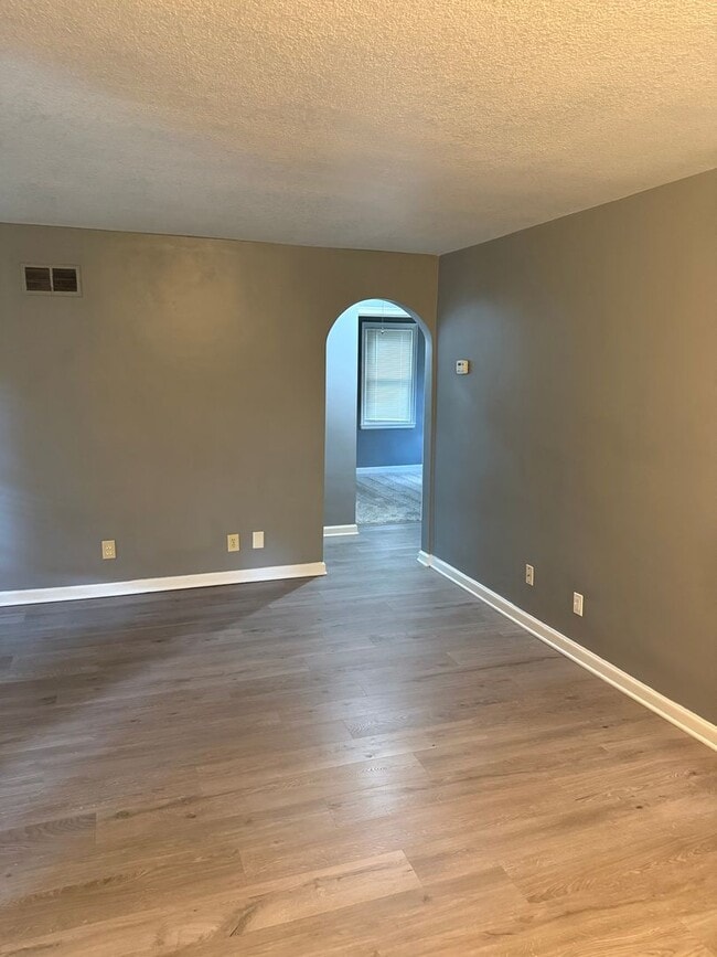 Building Photo - 2BR/1BA Overside Double Car Garage