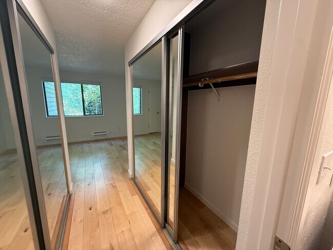 Building Photo - 11 Crestfield Ct