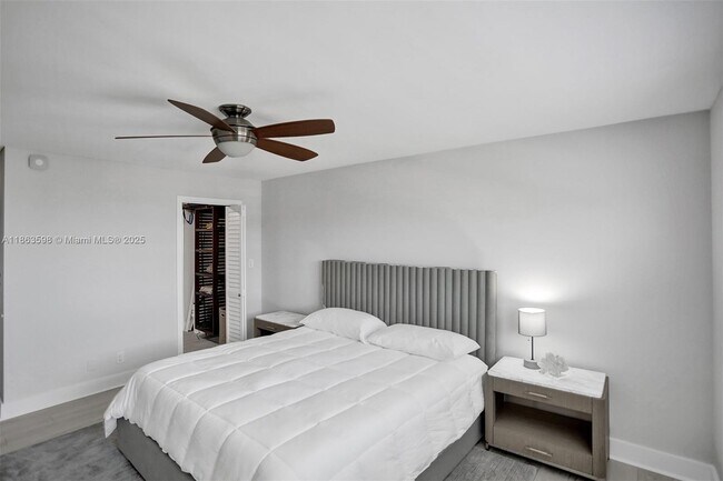 Building Photo - 1160 Hillsboro Mile