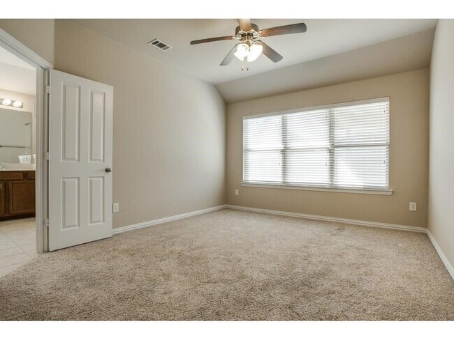 Building Photo - 1120 Villa Paloma Blvd