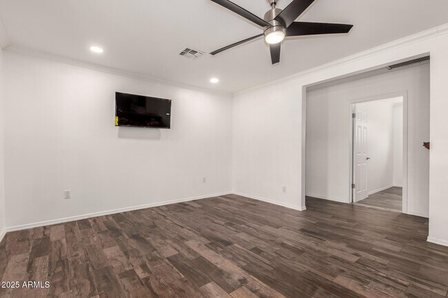 Building Photo - 538 W 13th St