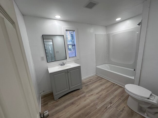 Building Photo - 1416 Oak Ln