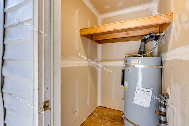 Building Photo - Spacious Pet-Friendly Ground Level Unit w/ Parking Included!