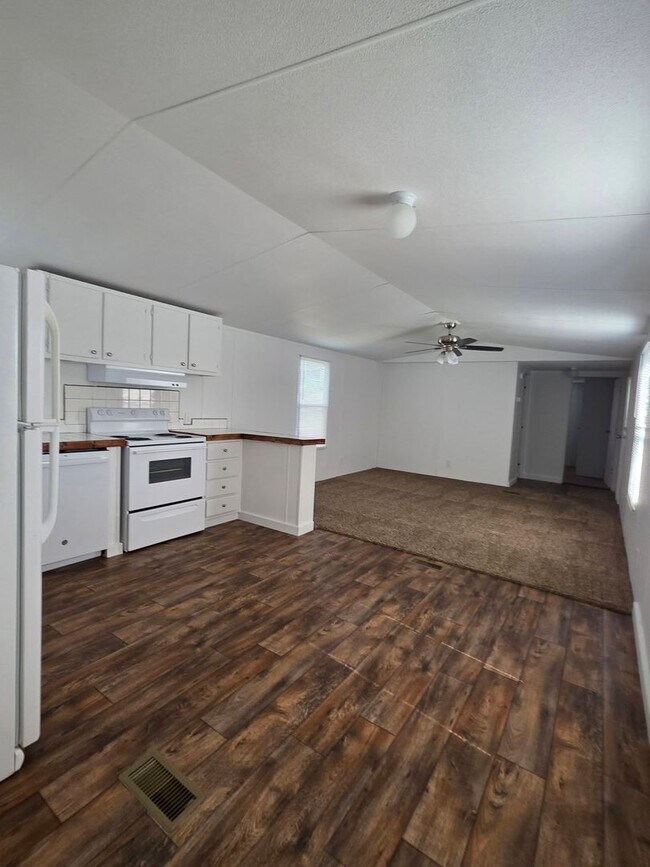 Building Photo - Ready to Move in