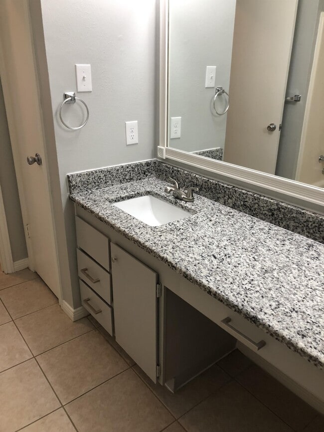 Building Photo - 2401 Sycamore Ave