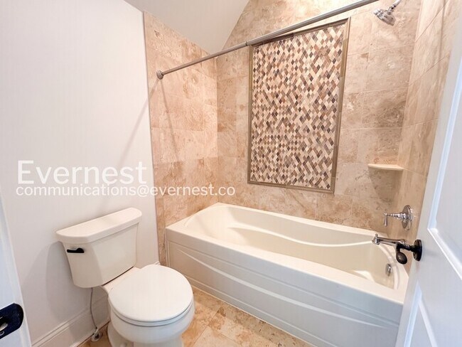 Building Photo - Spacious 7 Bed/8 Bath Home with Garage / Pet-Friendly / Available Now!