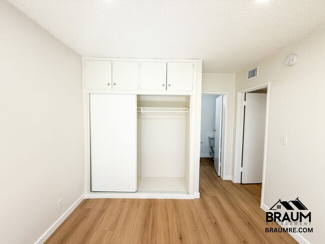 Building Photo - 5252 Hermitage Ave