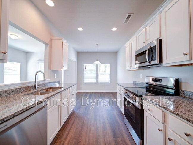Building Photo - 914 S Battleground Ave