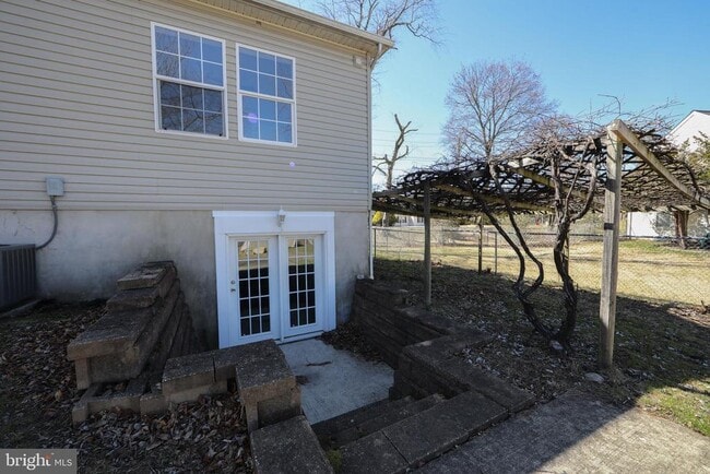 Building Photo - 605 Neck Rd