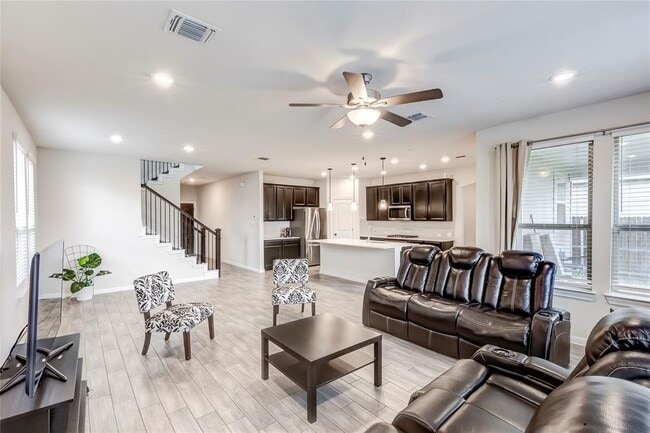 Building Photo - 332 Zuma Dr