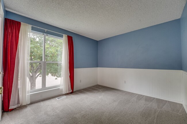 Building Photo - Cul-de-Sac Comfort | Updated Interior + Large Fenced Yard