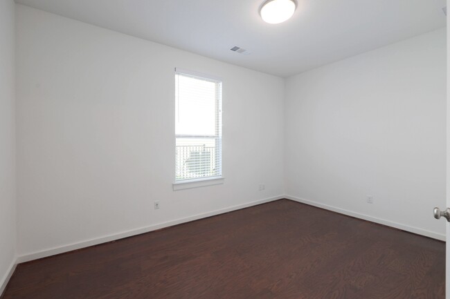 Building Photo - 124 Rosebush Dr