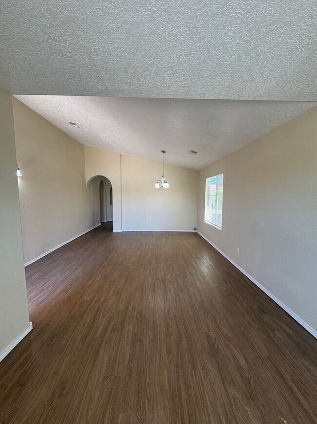 Building Photo - 4 bed 2 bath home! Fresh New Paint & Flooring Throughout