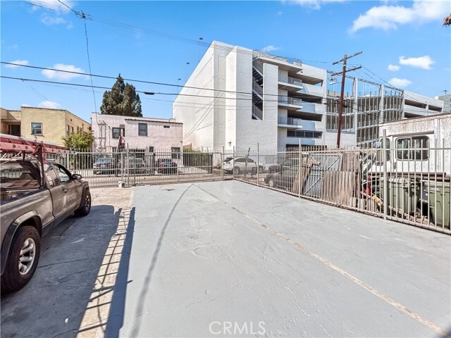 Building Photo - 825 W 40th Pl
