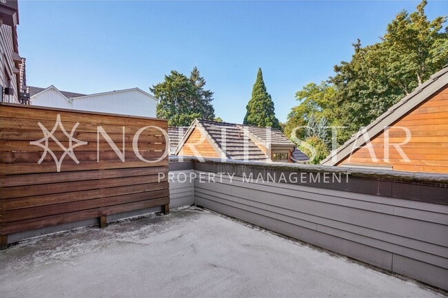 Building Photo - Luxury Living in the Heart of Lake Oswego: Stylish 3-Story Townhouse