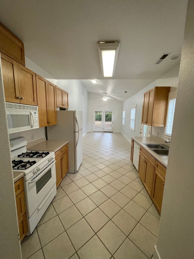 Building Photo - 2 Bedroom 1 1/2 Bath  on Bidwell Park!!