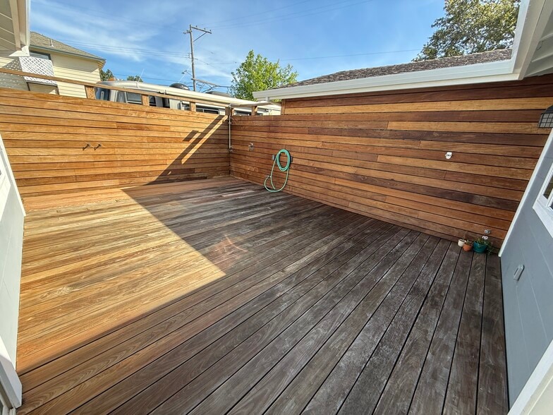 Side Patio - 944 Bruno St