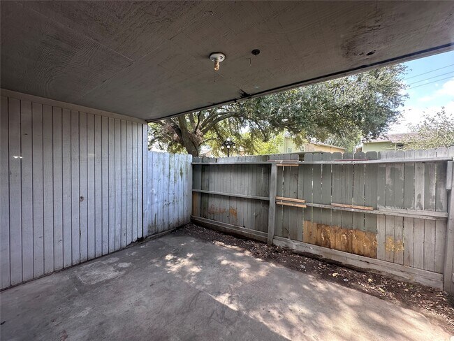 Building Photo - 9700 Leawood Blvd