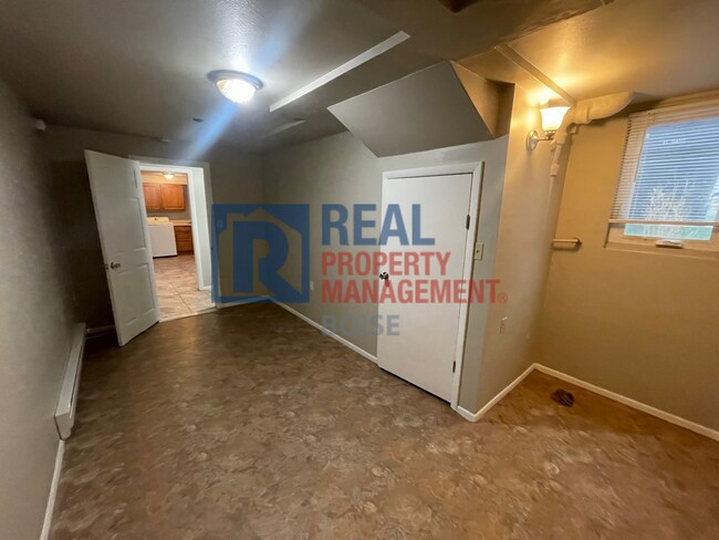 Building Photo - Spacious Basement Apartment in Downtown Ca...