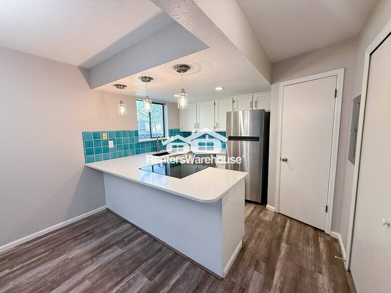 Building Photo - 6233 Willow Ln