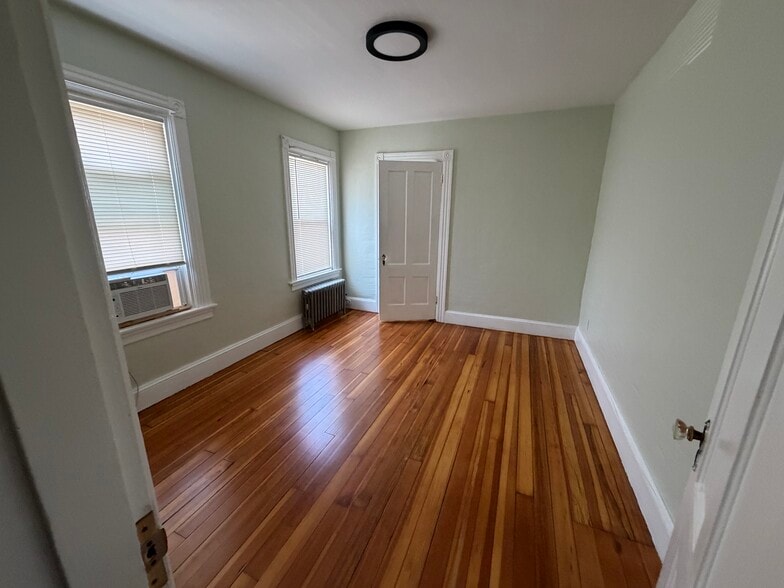 Larger bedroom - 232 Lowden St