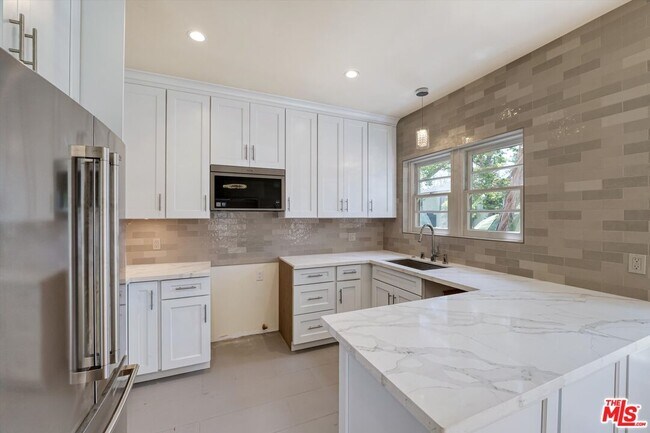 Building Photo - 9945 Robbins Dr
