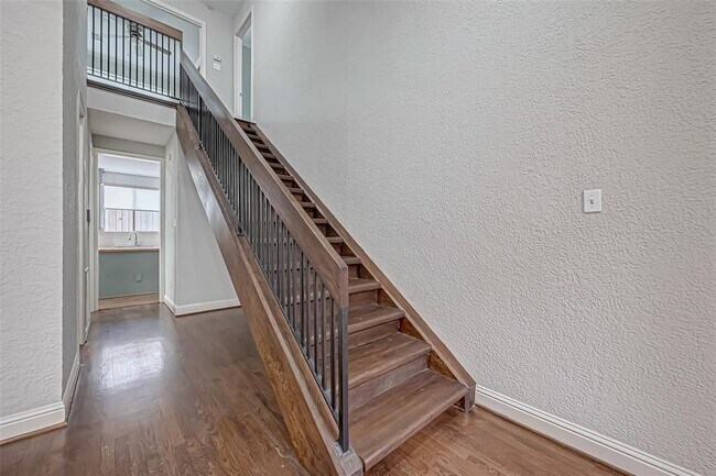 Building Photo - 2527 Potomac Dr
