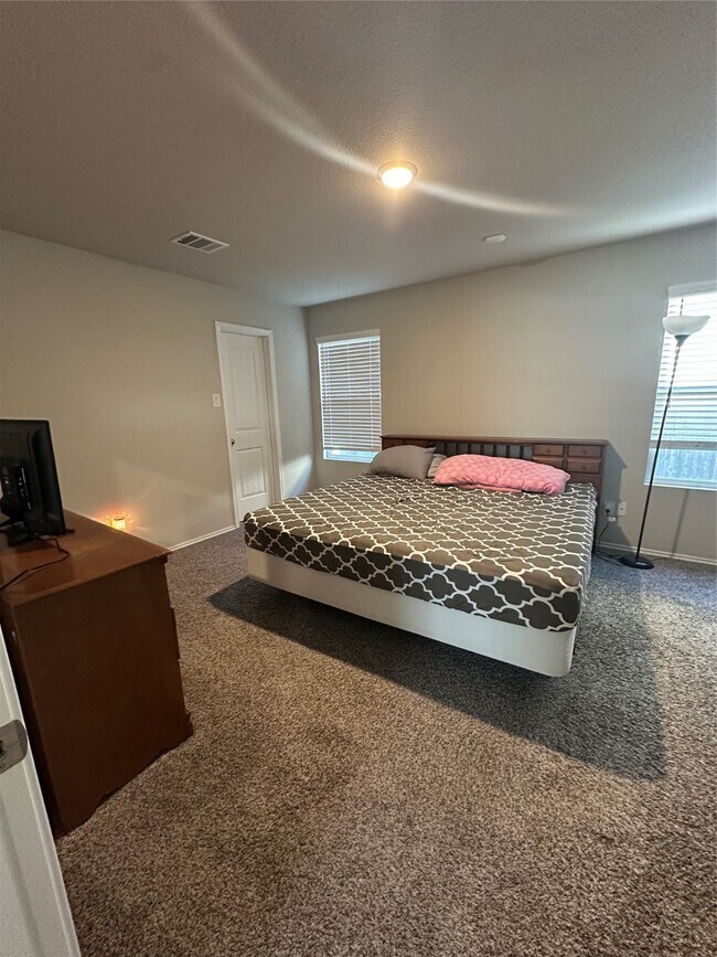 Building Photo - 411 Armstrong St