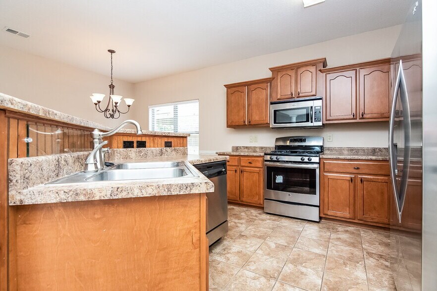 Building Photo - 15 Garden Springs Dr
