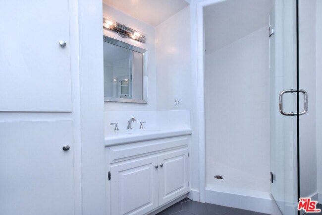 Building Photo - 4678 White Oak Ave