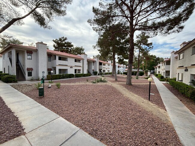 Building Photo - Gorgeous condo is a spacious 2Bed/2Bath un...
