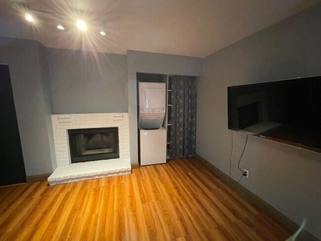 Building Photo - Spacious Townhome 2Bed/1Bath- Available July 1