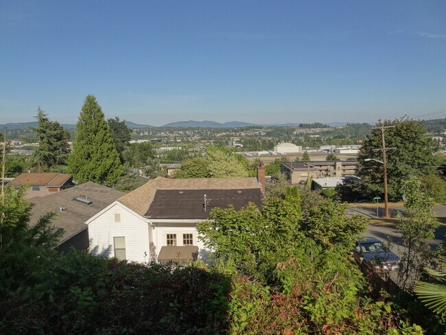 Building Photo - 402 Lind Ave NW