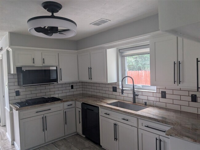 Building Photo - 4034 Shady Springs Dr