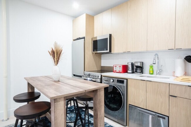 Building Photo - 402 E 11th St