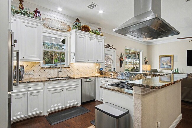 Building Photo - 15569 Crown Oaks Dr