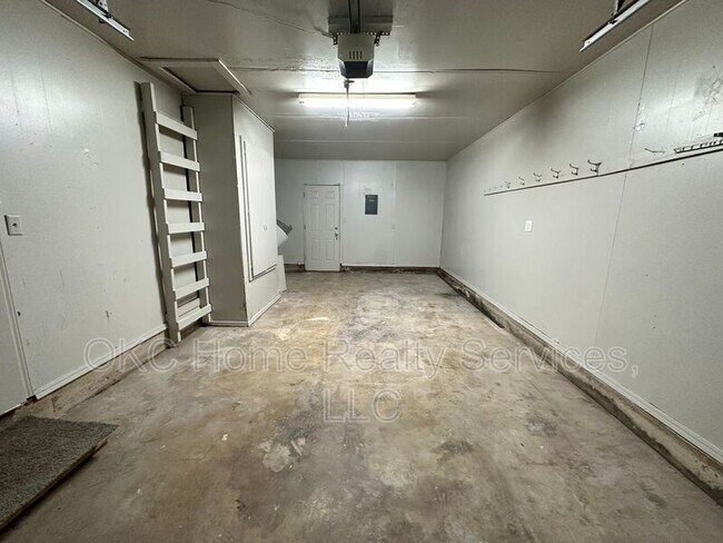 Building Photo - 1706 Surrey Pl