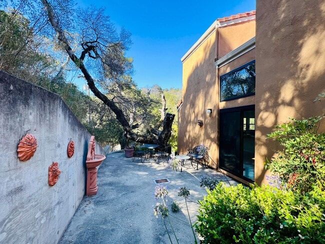 Building Photo - Great Natural light, Treetop Views with 2 Primary Suites plus OFFICE and a 2 car garage, It is li...