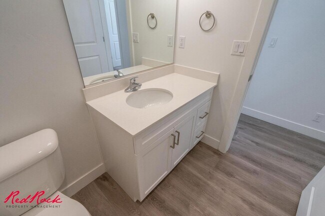 Building Photo - Pet Friendly 2 Bedroom Condo in Desert Color!