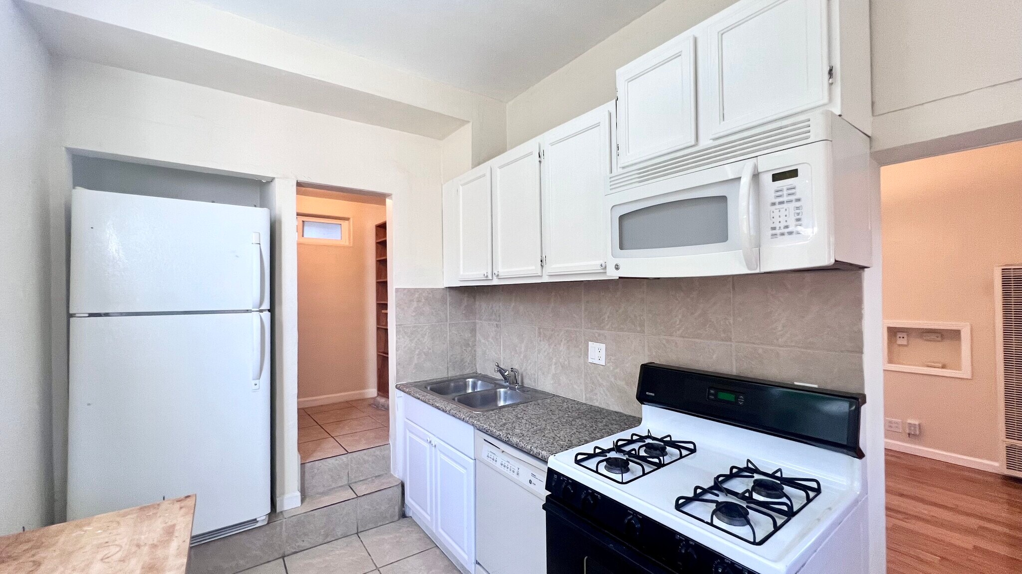 Kitchen - 946 Sonoma St