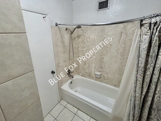 Building Photo - 3456 N Richland Dr