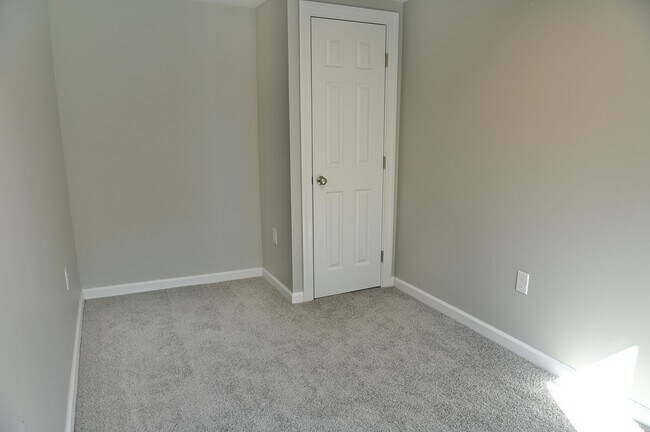 Building Photo - 4 Bedroom on Penn - Section 8 Approved