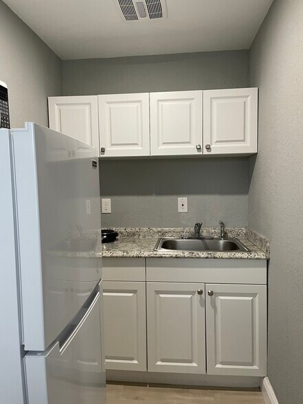 Building Photo - 1331 Manor Dr