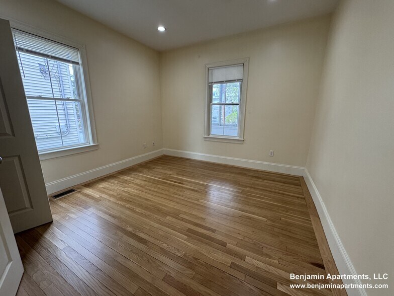 Building Photo - 25 Lothrop St