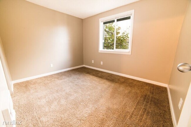 Building Photo - 3 br, 1 bath Apartment - 3660 SW 117th Ave