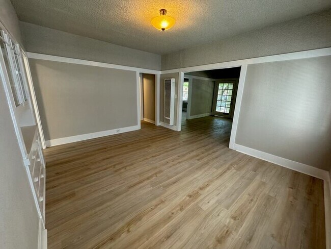 Building Photo - 2bd/1ba updated Midtown home